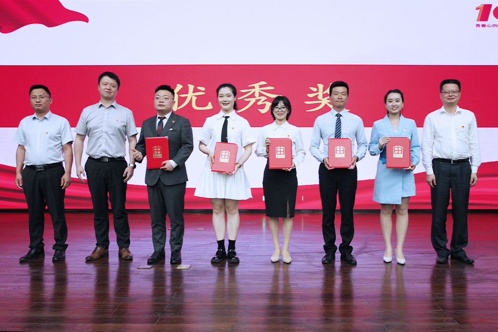 頒獎(jiǎng)2.jpg 頒獎(jiǎng)2.jpg